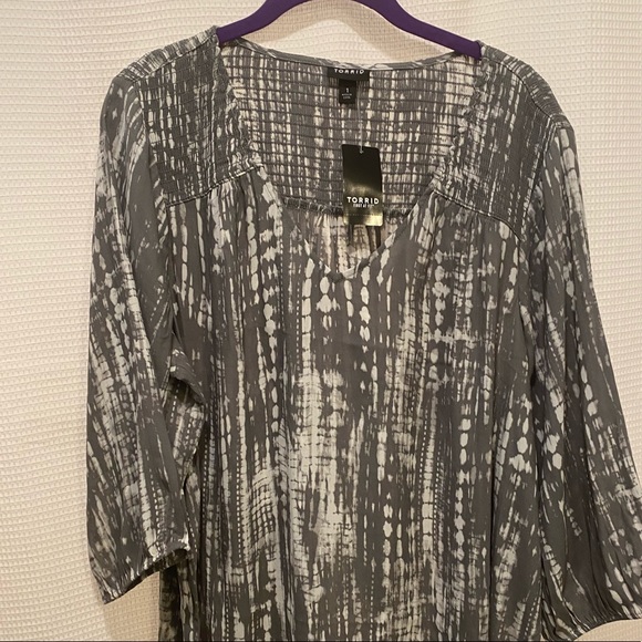 NEW✨TORRID Grey & White Crepe Smocked Blouse - Picture 8 of 11